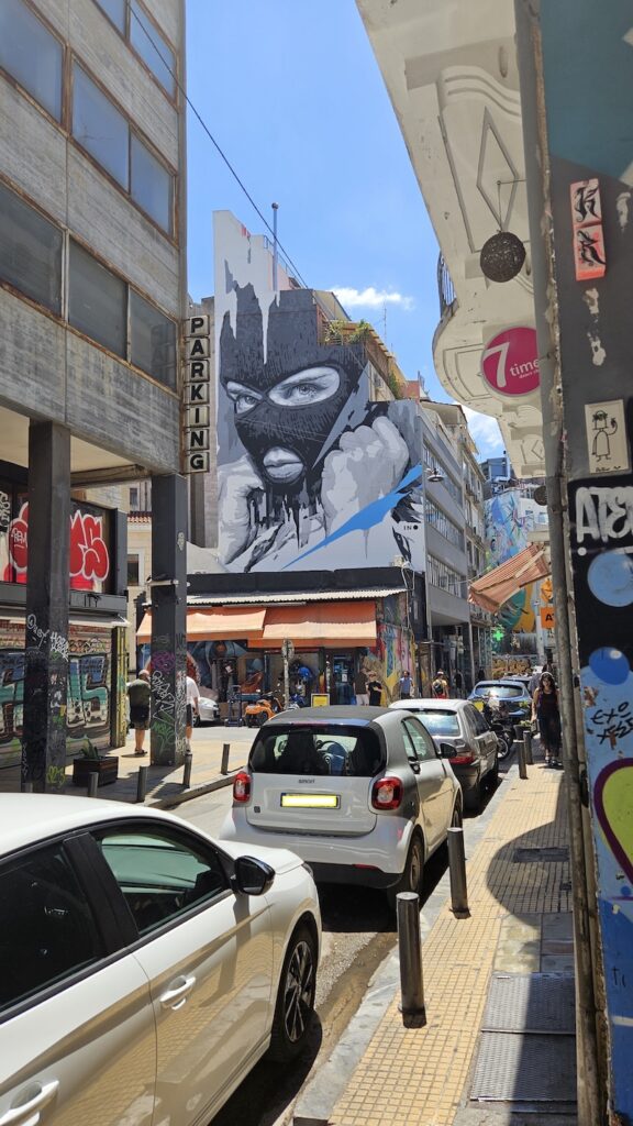 velké mural graffiti ženy pod kuklou